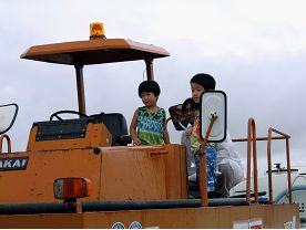 神宮寺バイパスの工事で使用した建設機械も出展、子供たちに人気でした