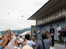 湯沢では恒例の餅まきです