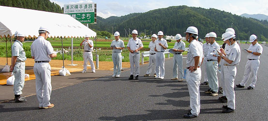 雄勝こまちIC近くで説明を受けている皆さん