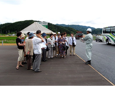 雄勝こまちIC近くの駐車対で工事の進捗状況を説明