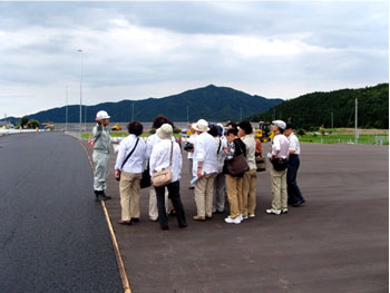 市民の方は、排水性舗装など興味深く聞いていました　バスの中から工事中の道路を前線、見学しました