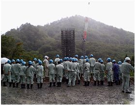 国道付替１号橋下部工工事を高台から見学中