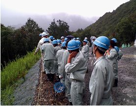 国道付替１号橋下部工工事を高台から見学中