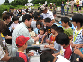 水質試験は子供たちに人気