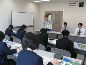 河川管理の仕事について説明中