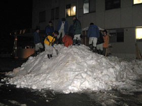 犬っこ用の雪を盛り上げ