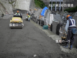 道路盛土転圧状況