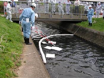 排水溝をつたって河川へ流入する