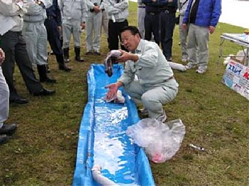 排水溝をつたって河川へ流入する