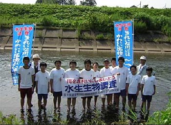 排水溝をつたって河川へ流入する