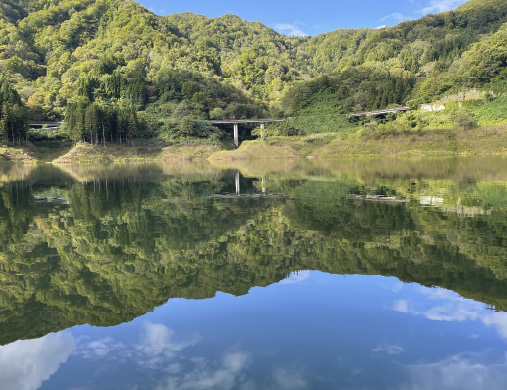 あさひ月山湖の湖面