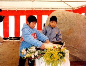 平野小学校の児童によるタイムカプセル埋設