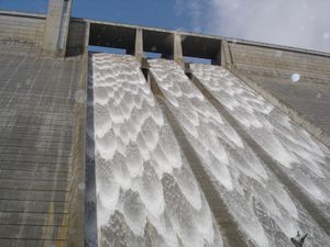 非常用洪水吐より越流（直下流より）