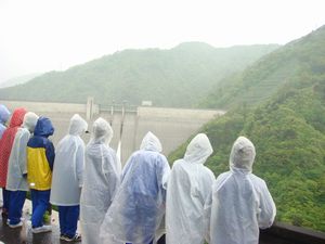 雨の中ダム下流を見学しました