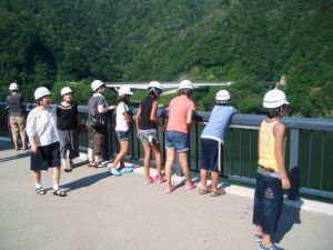 目の前に広がるダム湖の大きさとダムの高さにびっくり！