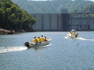 お天気にも恵まれました、ダム湖面がキラキラしています(湖面巡視体験)