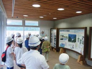 展示室での説明の様子(長井ダム特別見学会)