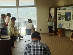 展示室での様子でダムの説明を受けました