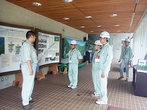 展示室でダムの概要等を説明