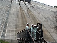 監査廊を抜けて外に出て思わず(゜∀゜)ダムの大きさを実感。県内一高いダムを、下から見上げ、上から見下ろしました。