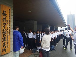 元気な挨拶で見学へ出発！