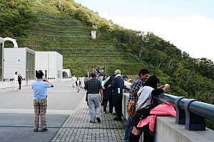 思い思いに楽しむ見学者のみなさん