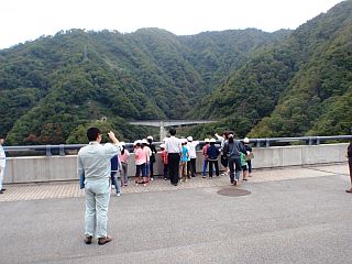 ながい百秋湖を見て「何か泳いでいないかなぁ♪」