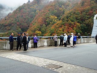 天端から眺める周辺の紅葉を満喫