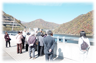 天端から湖面と紅葉のコントラストを満喫