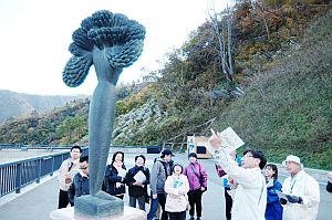 長井市出身の彫刻家、長沼孝三氏の作品「万手像」