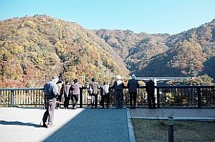 紅葉した山々、湖面に映える景色に感動