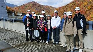 紅葉真っ盛りの山々をバックに記念撮影