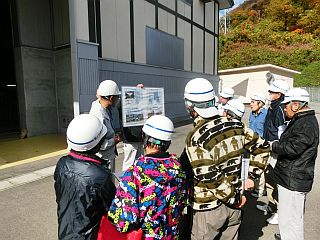 新野川第一発電所での見学の様子