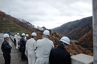 天端から県内一高いダムを見下ろして