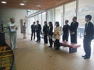 展示室での長井ダム概要の説明