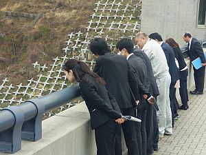 天端から越流中のダム下流を見て高さを実感