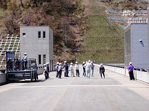 ダム天端でダムの高さと春の景色を実感