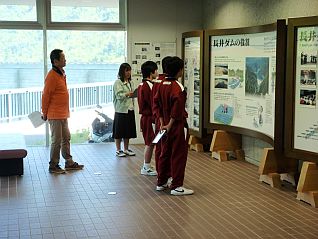 展示室で農業用水とダムの役割をパネルで説明