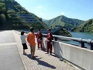 天端では取水設備など周辺設備を確認