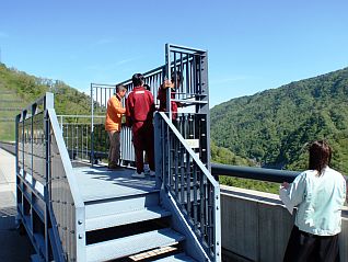 ダム下流を見てダムの高さを実感