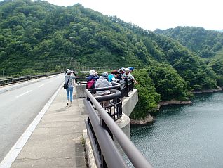 竜神大橋から管野ダムの位置を確認