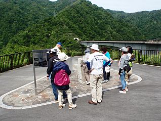 右岸展望広場で管野ダムの歴史に触れる