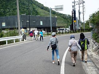 県道を経て管理庁舎に到着