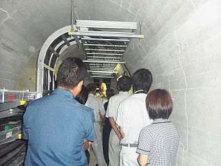 監査廊内での堤体計測設備の説明