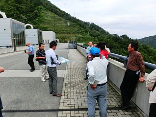 ダム天端で周辺施設について説明