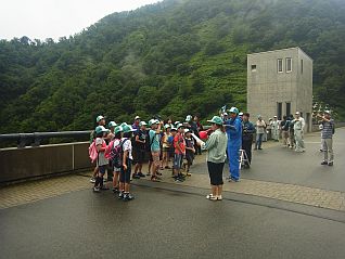 天端で長井ダムの大きさを学びました