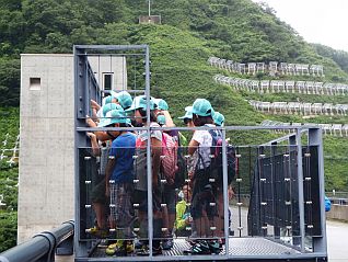 天端中央の展望台から県内一高いダムを見下ろしました