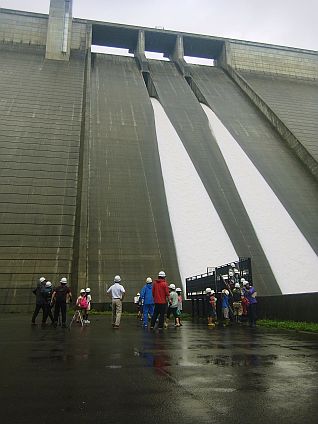 ダム下流面から越流しているダムを体感