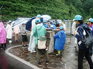 右岸展望広場で管野ダムの話を聞きました