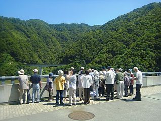 ダム天端からながい百秋湖を見渡しました